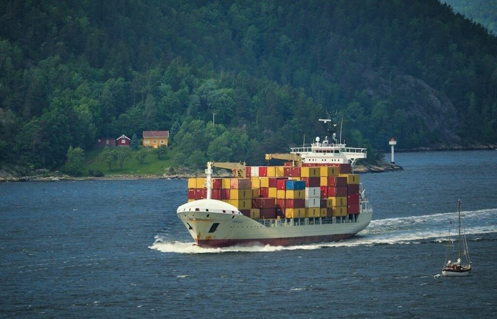 Containerfartyg med last på väg genom svenskt kustvatten