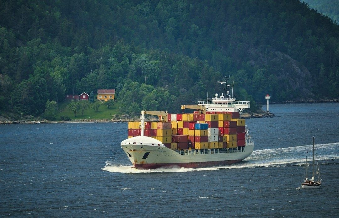 Containerfartyg med last på väg genom svenskt kustvatten
